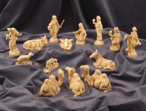 Krippenfiguren aus Olivenholz aus Bethlehem im barocken Stil. 9-10 cm hoch. 14-teilig.