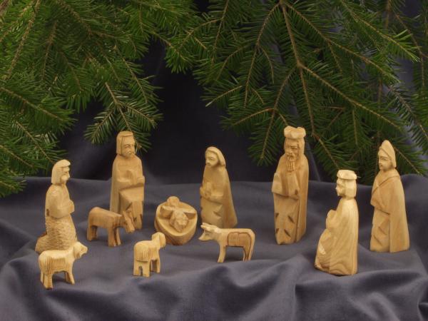 Weihnachtskrippe aus Olivenholz geschnitzt 11-teilig. Höhe der stehenden Figuren circa 9 cm. Krippenfiguren Handarbeit aus Holz.
